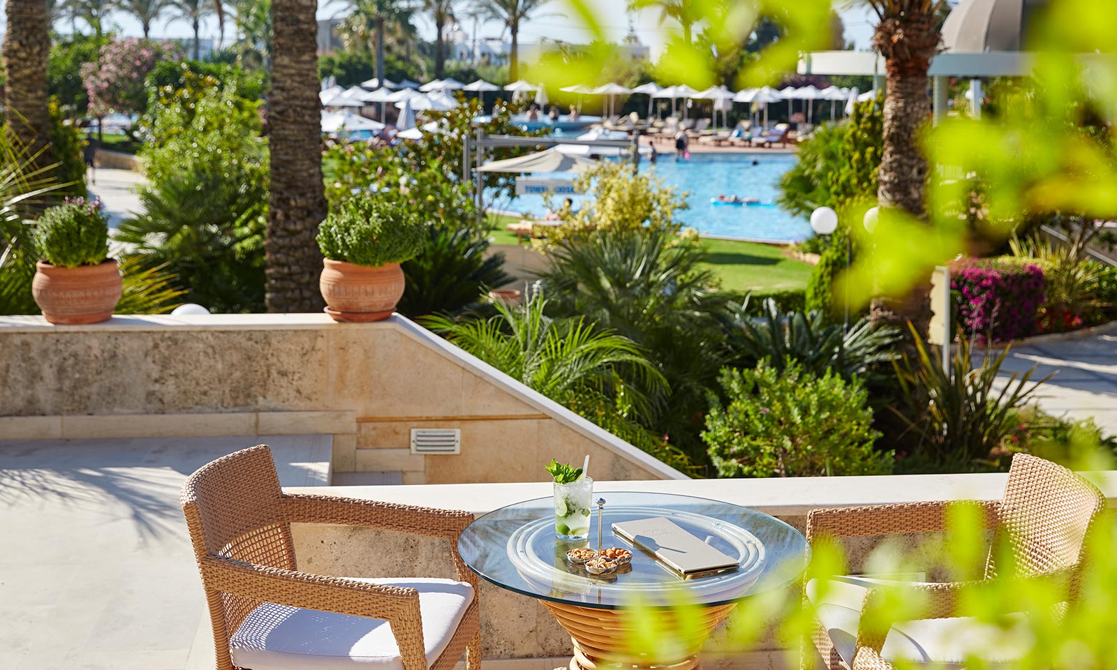 1b.''MYTHOS''-PIANO-BAR-VERANDA - Minoa Palace